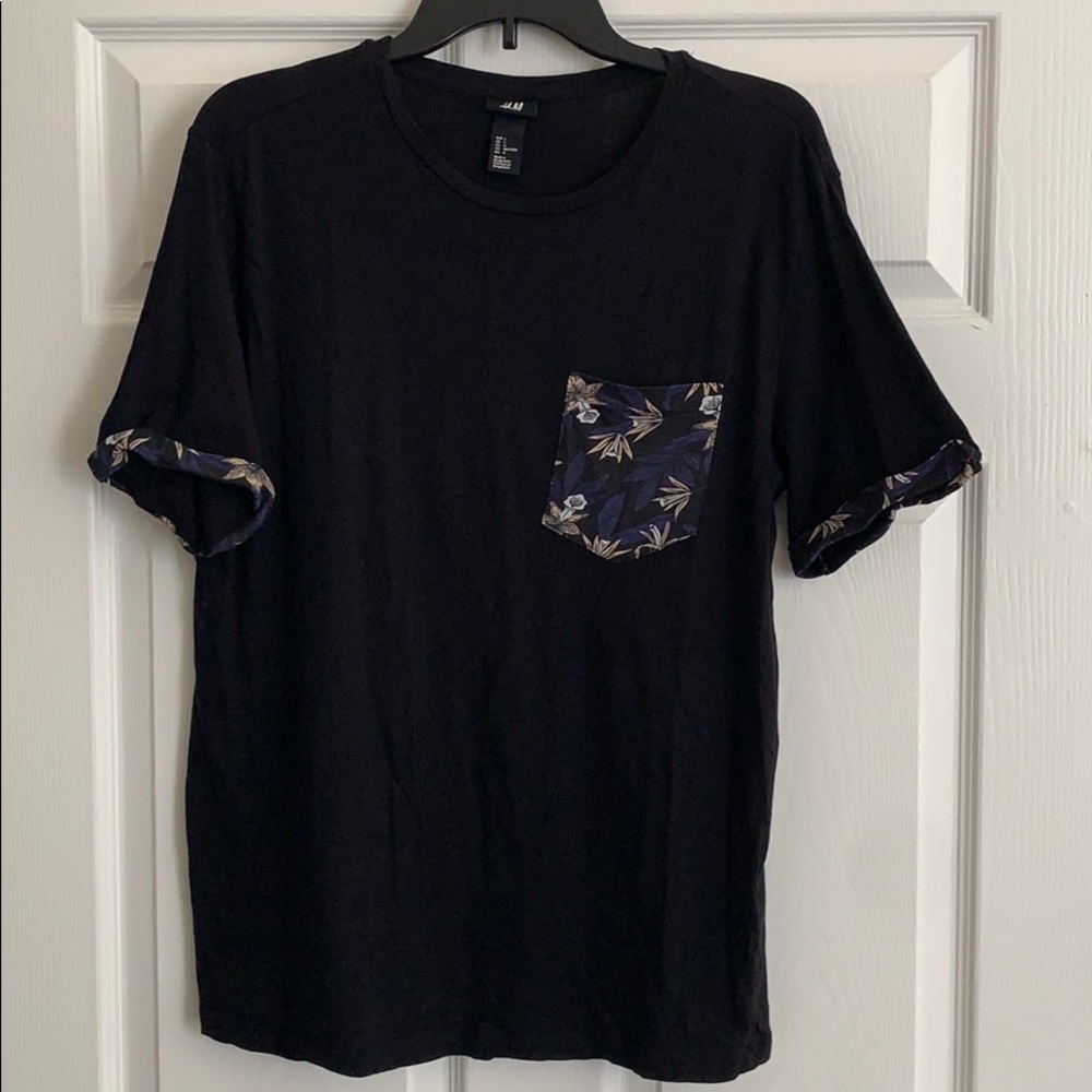 H&M black pocket graphic tee